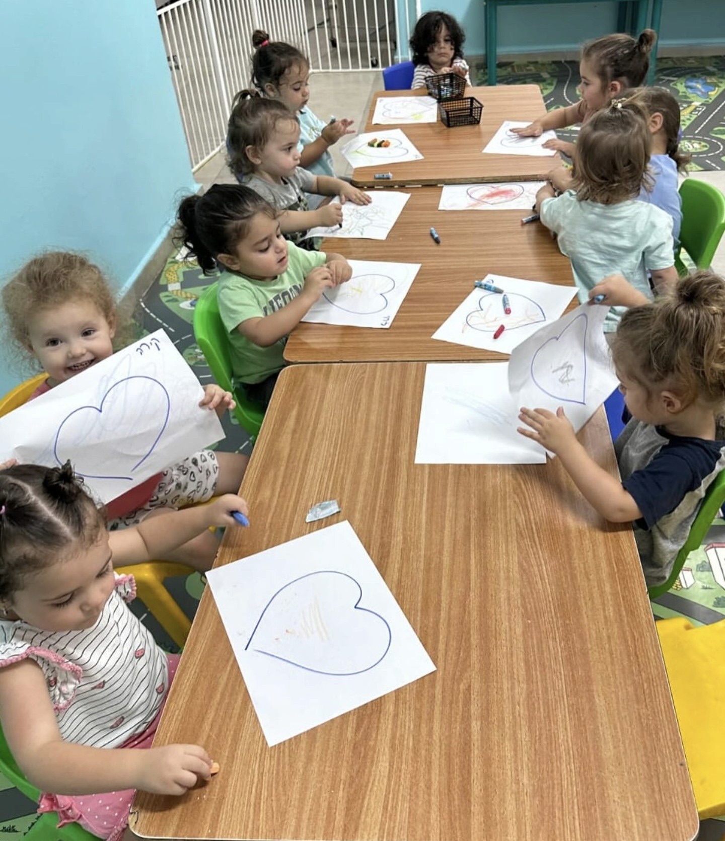 ילדות מציירות לב בפעילות יצירה