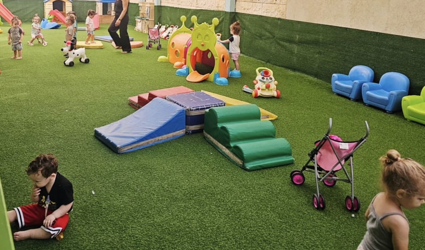 חצר משחקים מוקפדת עם מתקנים בטוחים